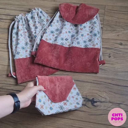 Vidéo de présentation de l'ensemble de sacs à dos format pochons pour enfants avec ou sans rabats motif Rozia et pochette en coton enduit assortie par Chtipops Créations.