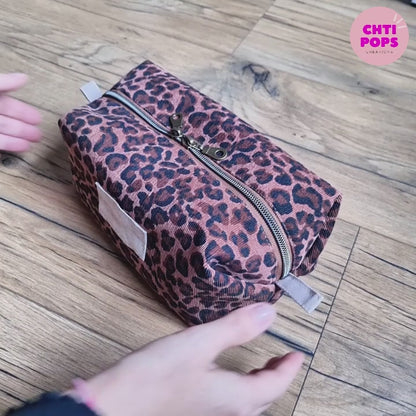 Vidéo de présentation de la trousse carrée à motif personnalisée par Chtipops Créations. Cette trousse se décline en divers motifs tendances et est doublée par un coton uni de coloris lin. Cette trousse de toilette carrée est personnalisable en y floquant un prénom ou une inscription de son choix, pour en faire une trousse vraiment unique et personnelle.