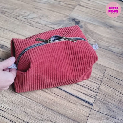 Vidéo de présentation de la trousse carrée en velours côtelé personnalisée par Chtipops Créations. Cette trousse se décline en une large gamme de coloris, est doublée à l'intérieur avec un coton imprimé à motif, dispose d'un double curseur pour une ouverture fluide, large et pratique et est personnalisable avec un prénom ou une inscription de son choix.