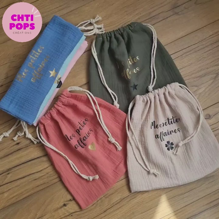 Vidéo présentant les sacs au format pochon en tissu double gaze de coton par Chtipops Créations.