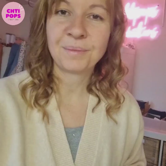 Vidéo de présentation pour un kit "prêt à coudre" afin de réaliser un lot de 2 trousses berlingots en velours côtelé par Chtipops Créations. Ces trousses berlingots sont personnalisables en choisissant le coloris du velours extérieur et le motif de la doublure intérieure. Possibilité également de floquer des initiales ou un prénom sur l'un des côtés de chaque berlingot.