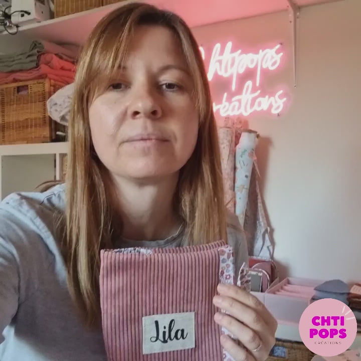 Vidéo de présentation du kit "prêt à coudre" pour réaliser un joli protège carnet de santé en velours côtelé personnalisé. 