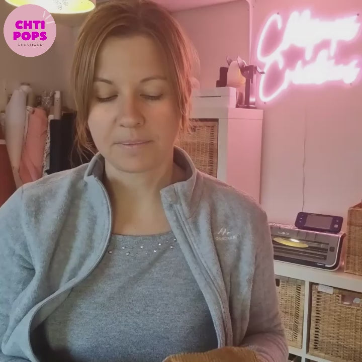 Vidéo de présentation du kit "prêt à coudre" pour un sac à dos enfant au format pochon avec rabat par Chtipop's Créations.