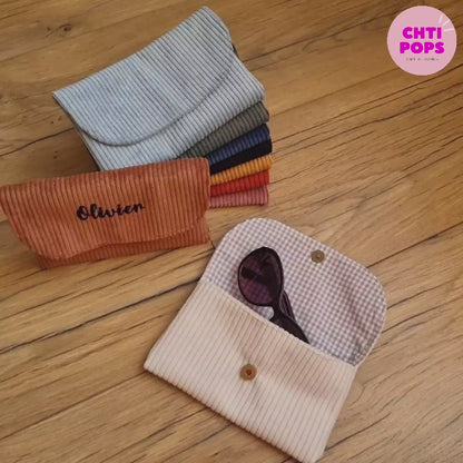 Vidéo présentant les étuis à lunettes en velours côtelé confectionnés par Chtipops Créations. Ces étuis se déclinent en divers coloris de velours côtelé et sont personnalisable avec un prénom ou une inscription au choix floqué sur le rabat.