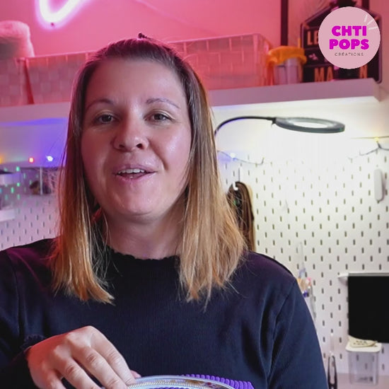 Vidéo de présentation du kit couture pour réaliser une trousse carrée en velours côtelé par Chtipops Créations. Cette trousse, doublée d'un tissu intérieur à motif, est personnalisable avec un prénom ou une inscription qui sera directement floqué sur la pièce de tissu correspondante. Ce kit complet comprend toutes les pièces de tissus prédécoupées et s'accompagne d'une vidéo tuto pas à pas.