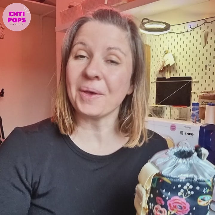 Vidéo de présentation du kit couture prêt-à-coudre pour réaliser un porte-gourde isotherme en coton enduit avec bandoulière réglable par Chtipops Créations.