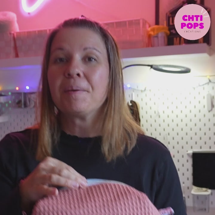 Vidéo de présentation du kit couture pour réaliser une trousse carrée en tissu nid d'abeille, doublée d'un tissu imprimé à motif. Le kit prêt-à-coudre comprend toutes les pièces de tissus déjà prédécoupées aux bonnes dimensions ainsi que la fermeture éclair et les pièces de ouate. Elle s'accompagne d'une vidéo tuto pas à pas.