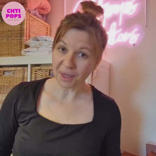 Vidéo de présentation du kit prêt-à-coudre pour réaliser un joli panier de Pâques molletonné en tissu nid d'abeille avec anse par Chtipops Créations. Ce kit s'adresse aux couturières de niveau débutant. Il faudra environ une heure pour réaliser cette création. Le kit s'accompagne d'une vidéo tuto pas à pas qui vous guidera tout au long de la réalisation de ce kit.