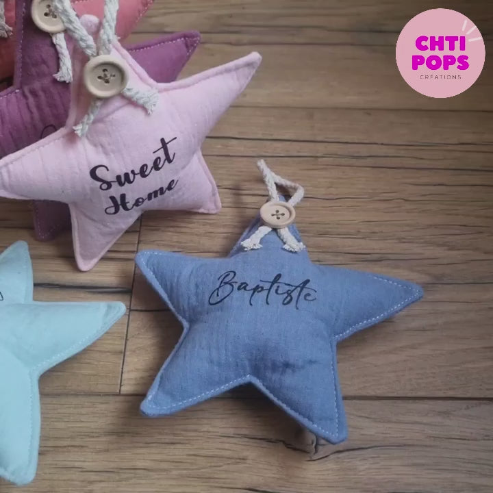 Vidéo présentant les étoiles en tissu double gaze de coton par Chtipops Créations. Ces étoiles en tissu se déclinent en plusieurs coloris et peuvent se suspendre grâce à une petite cordelette en coton. Elles sont personnalisables avec un prénom ou une inscription à floquer dessus.