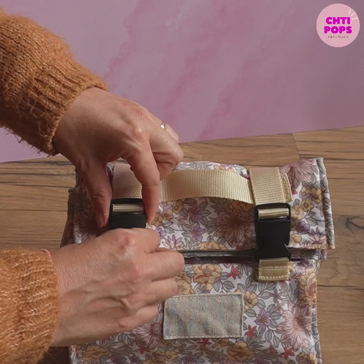 Vidéo de présentation du sac repas isotherme en coton enduit personnalisable par Chtipops Créations.  Ce lunch bag réutilisable et pratique, doté d’une doublure isolante, est parfait pour transporter facilement déjeuner, snacks ou boissons.