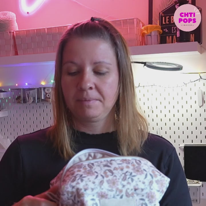Vidéo de présentation du kit prêt à coudre pour réaliser une trousse carrée en tissu imprimé à motif, doublée et personnalisée avec le prénom ou l'inscription de son choix. Une vidéo tuto pas à pas accompagne ce kit. L'ensemble des pièces fournies sont déjà prédécoupées aux bonnes dimensions pour ne garder que le plaisir de la couture.