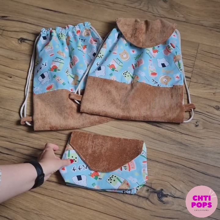Vidéo de présentation des sacs pochons au motif kawai et velours côtelé marron avec ou sans rabat par Chtipops Créations. Pochette à scratch avec intérieur en coton enduit assortie en option.