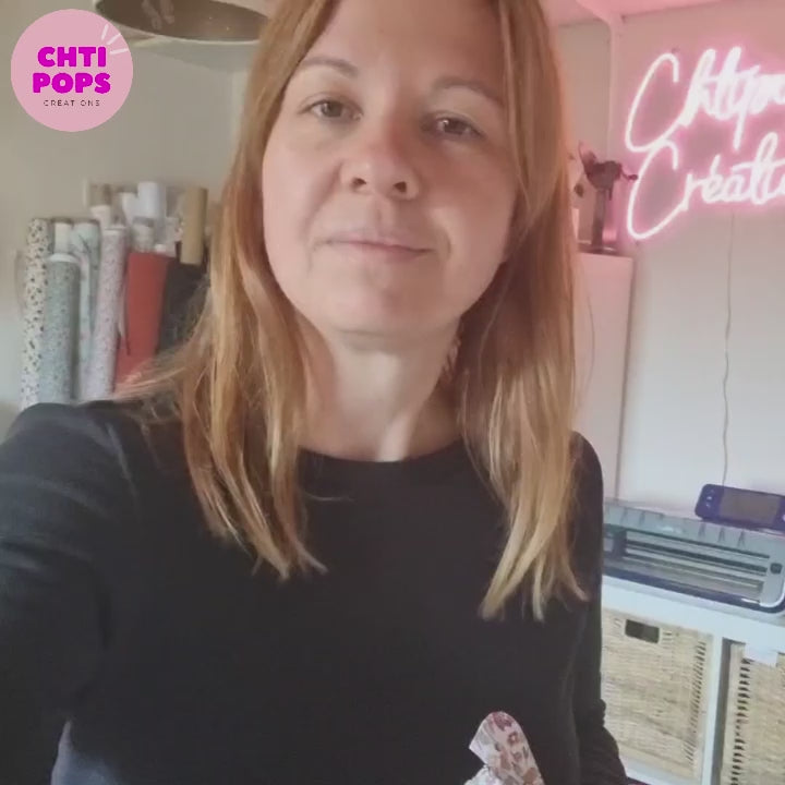 Vidéo présentant le kit "prêt à coudre" pour une pochette à livre et liseuse en velours côtelé personnalisée avec une inscription de son choix floquée sur une étiquette en tissu. L'ensemble des pièces de tissus sont prédécoupées aux bonnes dimensions. Un tutoriel vidéo expliquant pas à pas la confection de cette pochette à livre est fournie avec le kit.