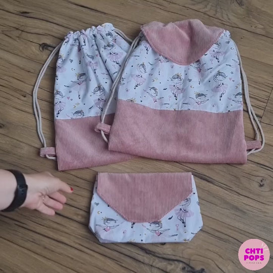 Vidéo de présentation d'un trio assorti comprenant 2 sacs format pochon pour enfant avec ou sans rabat et une pochette à scratch au motif danseuse par Chtipops Créations.