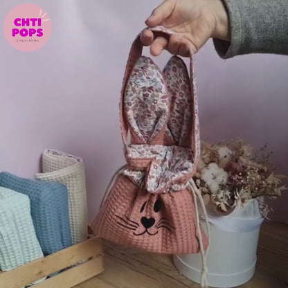 Vidéo de présentation du panier de Pâques molletonné en tissu nid d'abeille avec anse, doublé d'un tissu en coton imprimé à motif.
Ce panier de Pâques peut être personnalisé avec le flocage d'un prénom dessus.