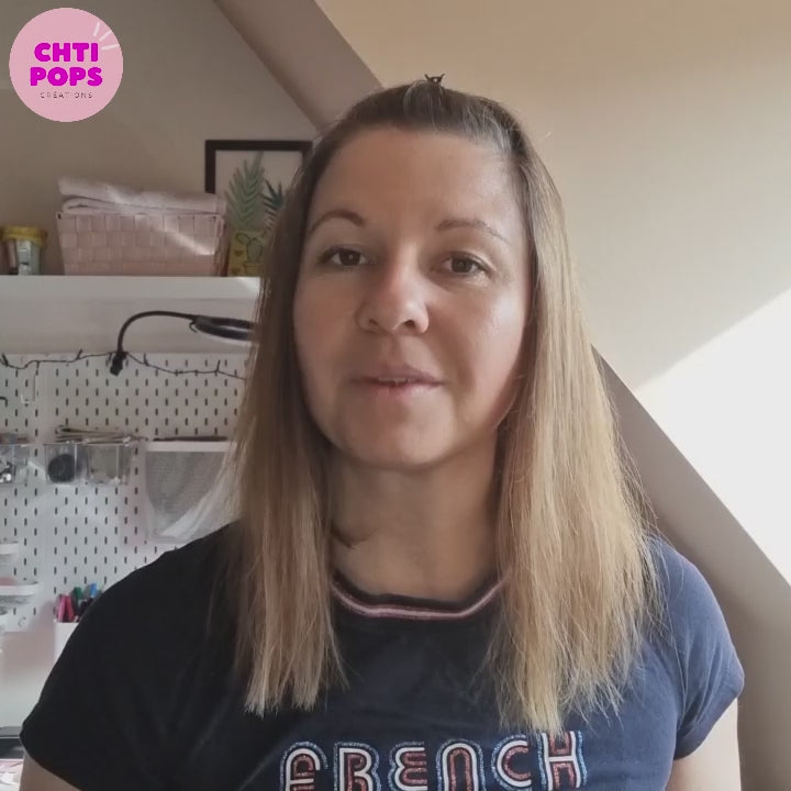 Vidéo de présentation du kit "prêt à coudre" pour réaliser un lot de 2 trousses plates élastiques pour carnet A5 par Chtipops Créations.