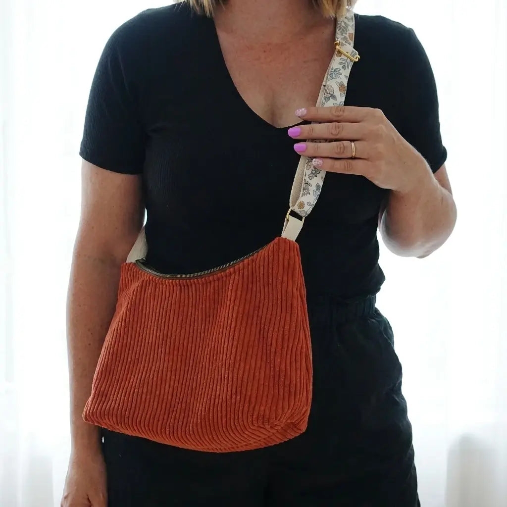 Sac bandoulière terracotta en velours côtelé avec sangle fleurie réglable et boucle dorée