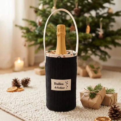 Sac à bouteille en velours côtelé noir Bulles de bonheur avec bouteille de champagne, devant un sapin de Noël
