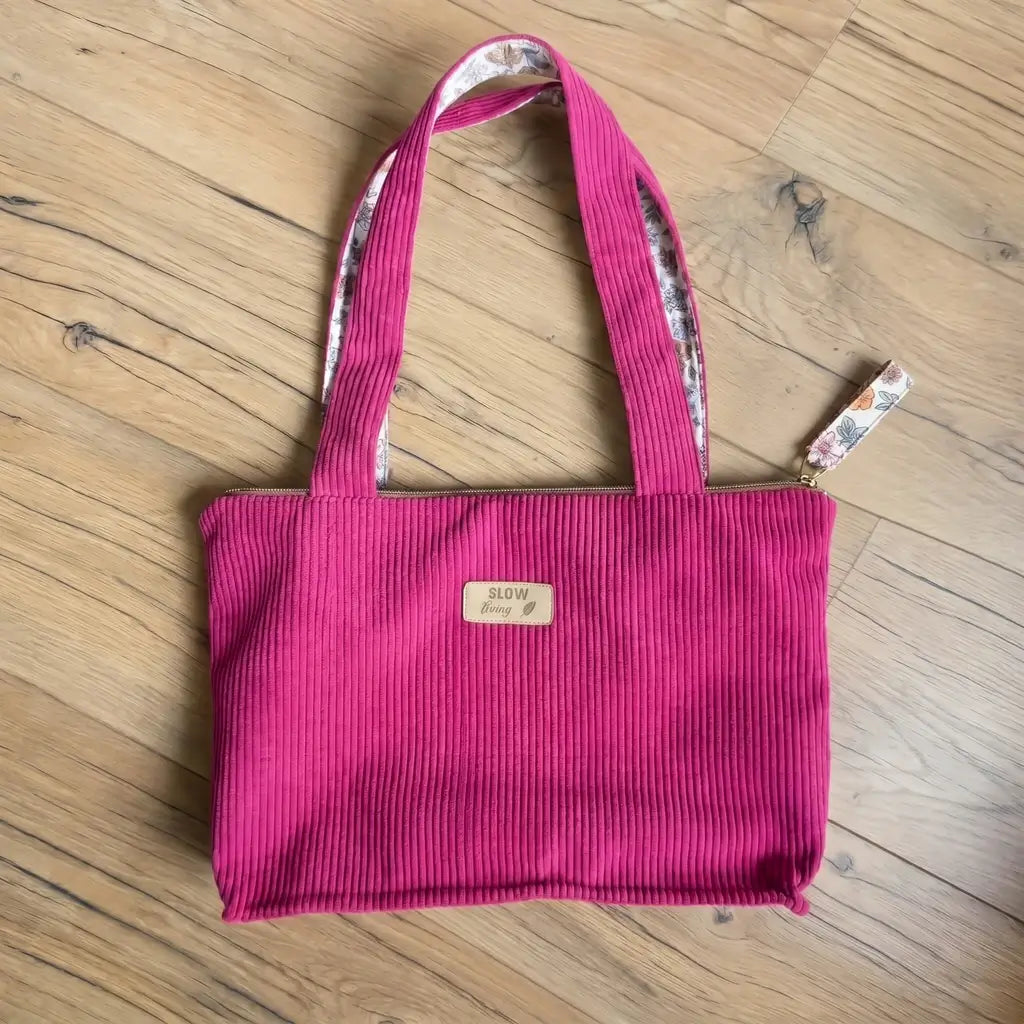 Sac cabas fuchsia en velours côtelé avec anses doublées de tissu fleuri et tirette en tissu