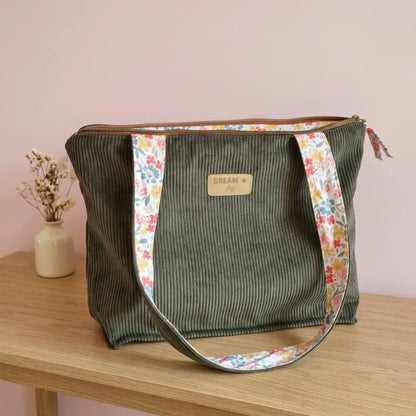 Sac cabas en velours côtelé vert kaki avec anses doublées de tissu fleuri et étiquette Dream big