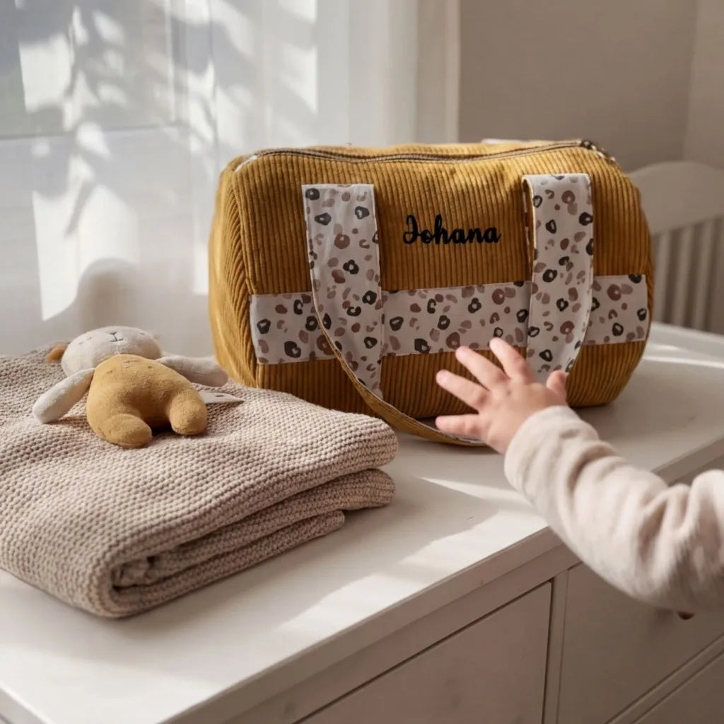 sac polochon velours côtelé jaune personnalisé sur commode chambre bébé