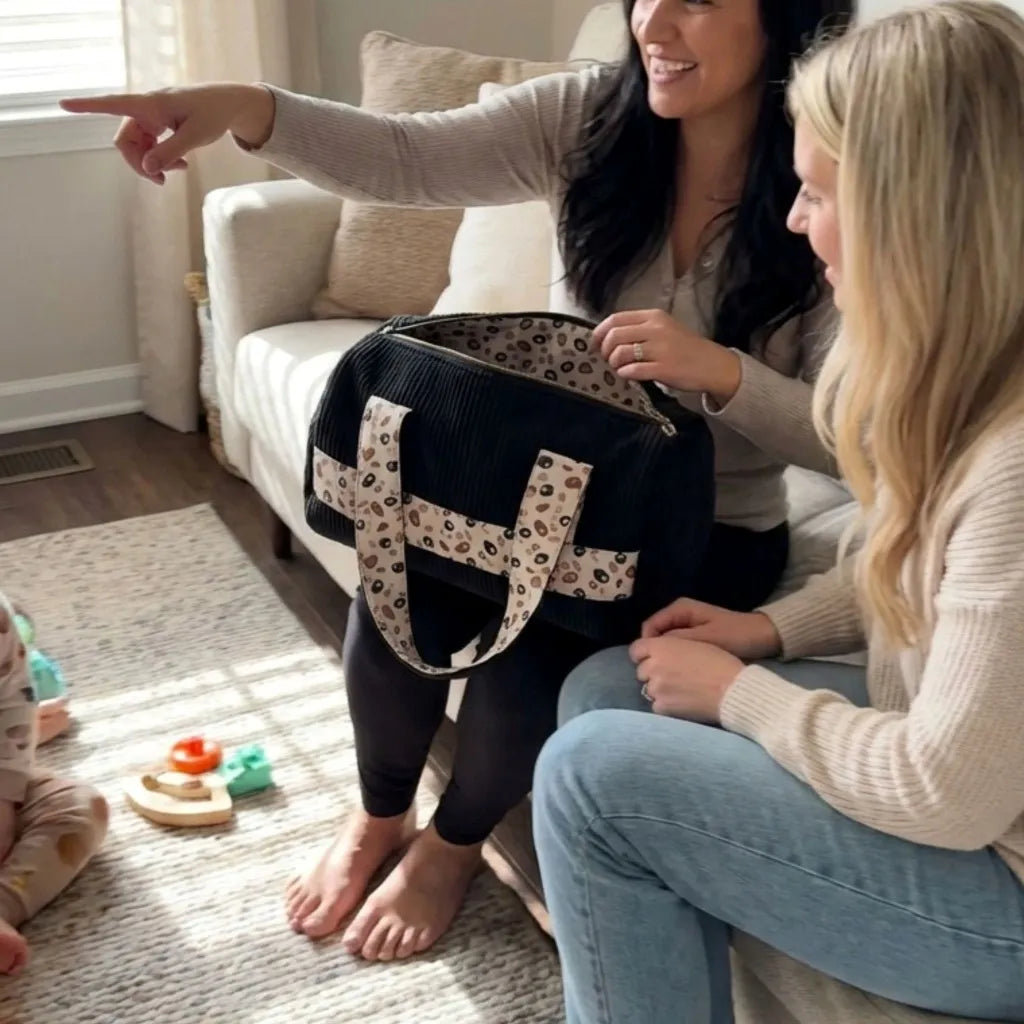 sac polochon velours côtelé noir ouvert dans salon avec intérieur imprimé