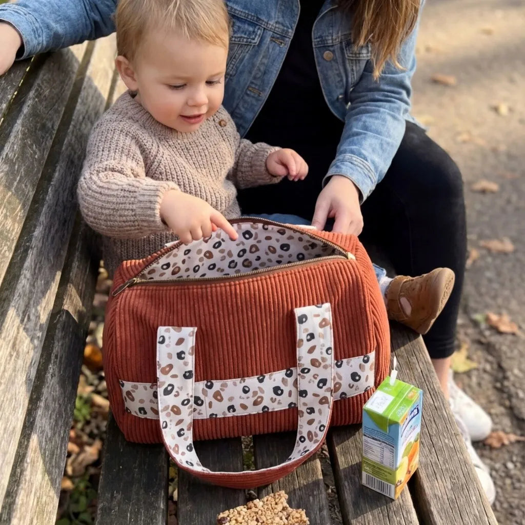 sac polochon velours côtelé terracotta utilisé en extérieur avec enfant