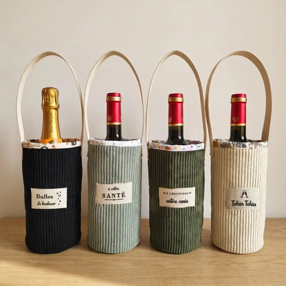 Quatre sacs à bouteille en velours côtelé noir, sauge, vert et écru avec inscriptions différentes et anses en sangle