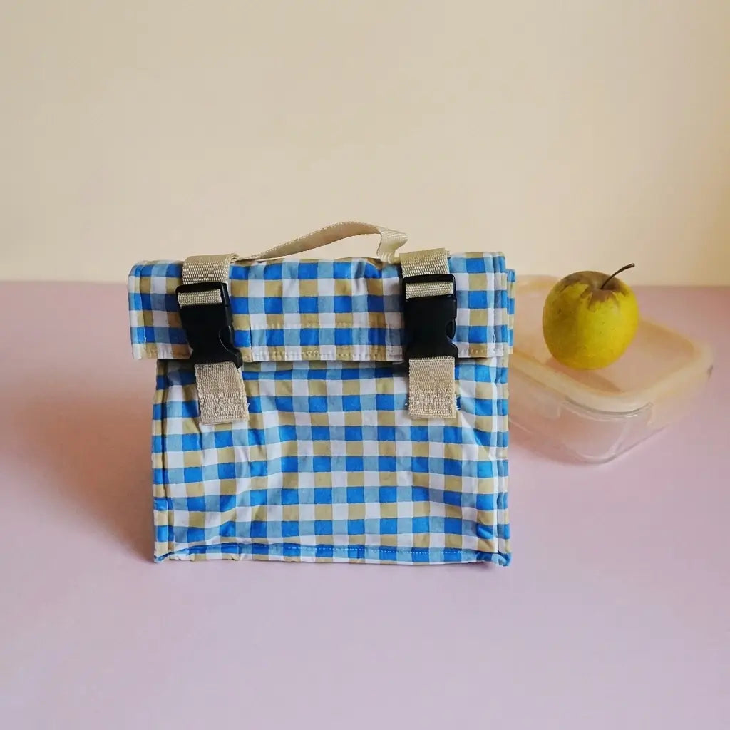 Sac repas à carreaux vichy bleus et beiges, poignée et clips, avec boîte alimentaire et pomme