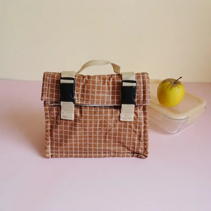 Sac repas marron à fins carreaux, rabat replié et sangles à clips, vue de face