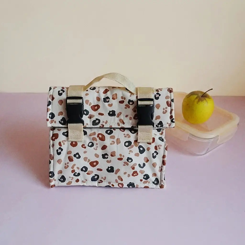 Sac repas écru à motif léopard brun et noir, rabat à clips et poignée, vue de face