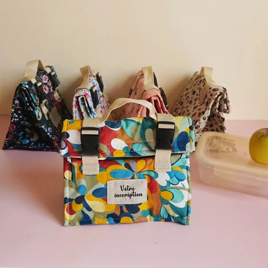 Sac repas à motif abstrait multicolore avec étiquette à personnaliser, autres modèles derrière