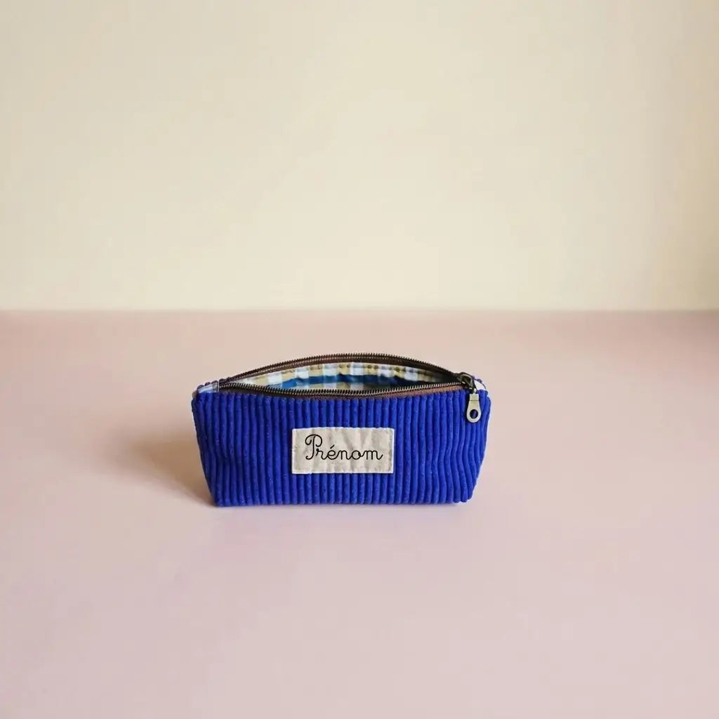 Trousse d'école bleu roi en velours côtelé, doublure vichy visible et étiquette prénom à personnaliser