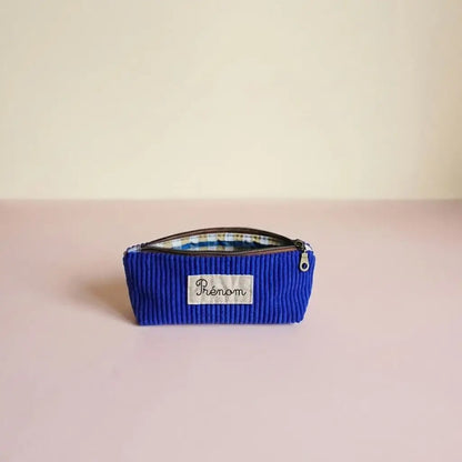 Trousse d'école bleu roi en velours côtelé, doublure vichy visible et étiquette prénom à personnaliser