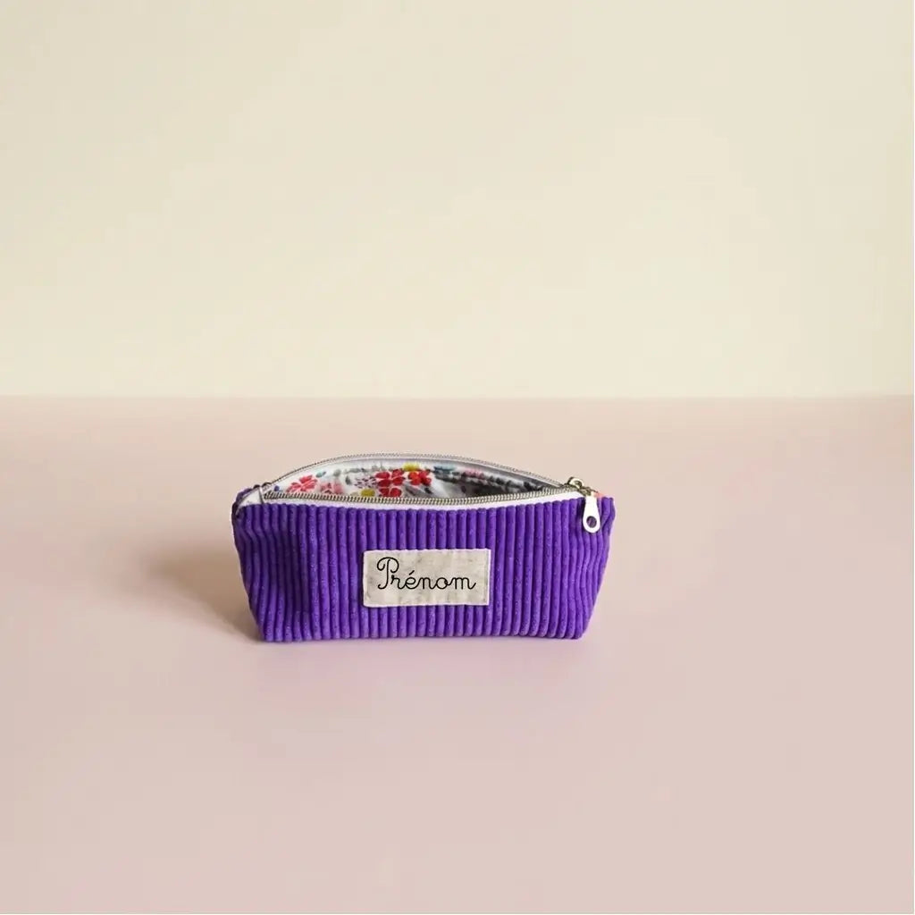 Trousse d'école violette en velours côtelé, doublure à petites fleurs colorées et étiquette prénom