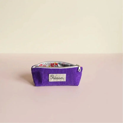 Trousse d'école violette en velours côtelé, doublure à petites fleurs colorées et étiquette prénom