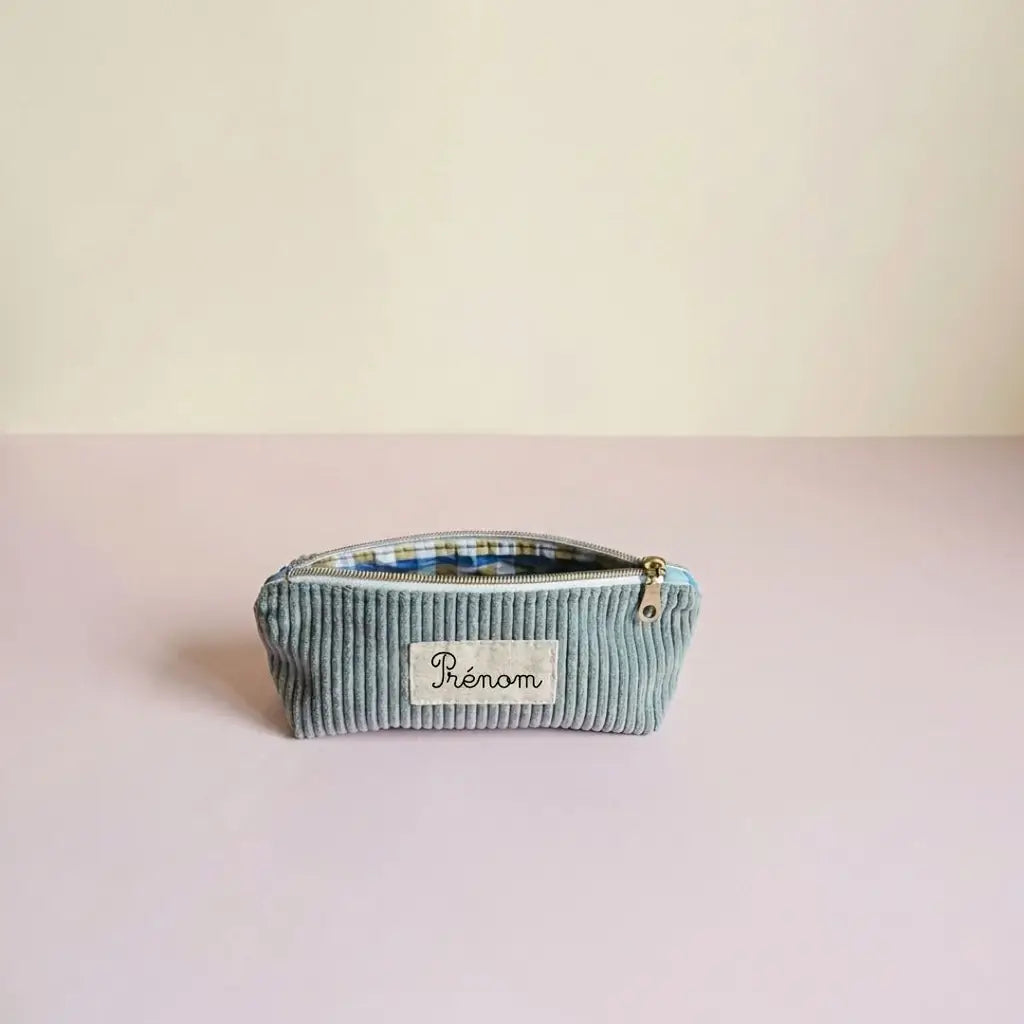 Trousse d'école vert sauge en velours côtelé, doublure à carreaux bleutés et étiquette prénom cousue devant