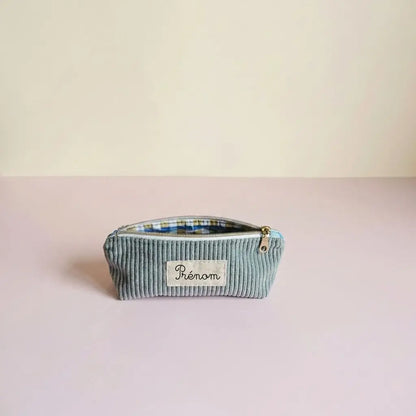 Trousse d'école vert sauge en velours côtelé, doublure à carreaux bleutés et étiquette prénom cousue devant