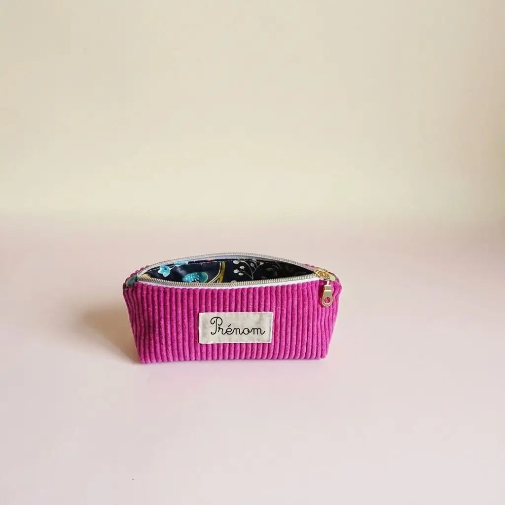 Trousse d'école fuchsia en velours côtelé, doublure fleurie bleu nuit et étiquette prénom à personnaliser