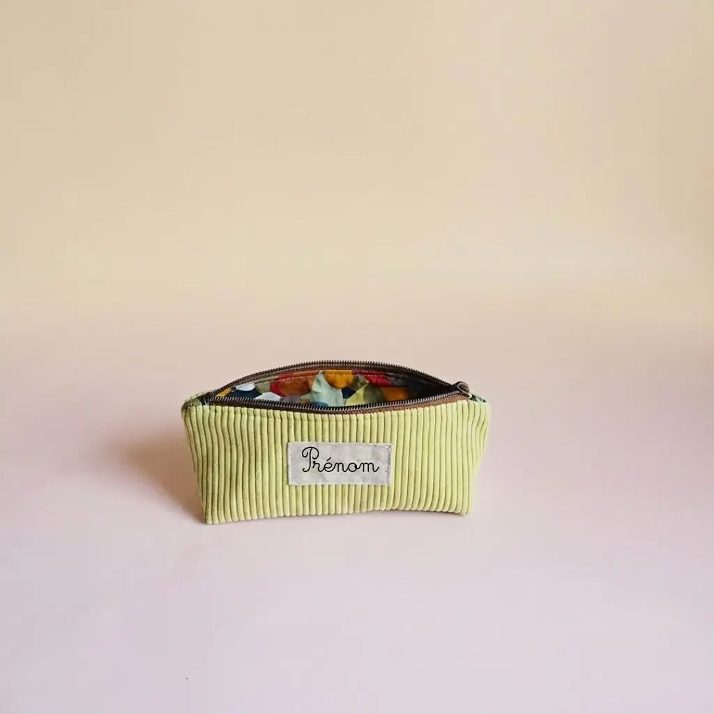 Trousse d'école vert anis en velours côtelé, doublure motifs multicolores et étiquette prénom devant
