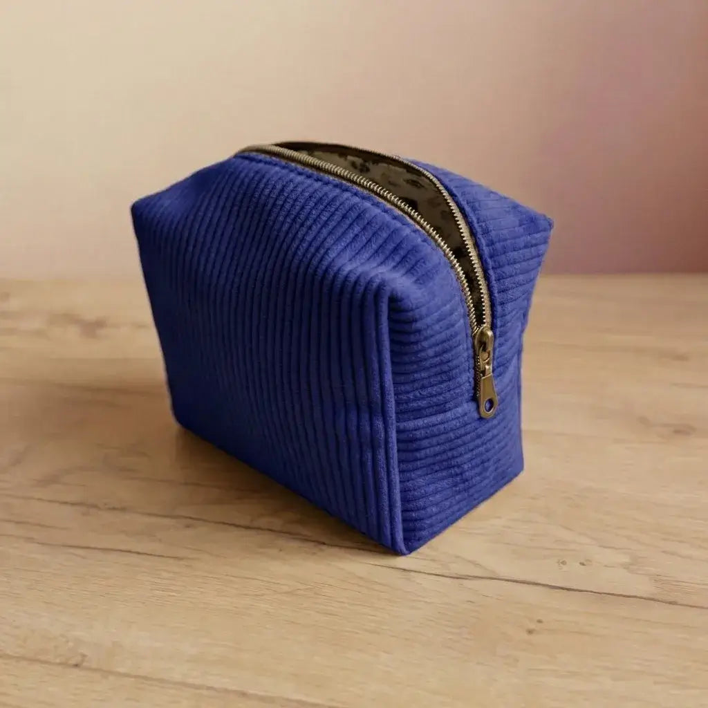 trousse maquillage velours côtelé bleu roi compacte et élégante