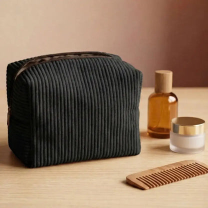 trousse maquillage velours côtelé noir avec accessoires beauté