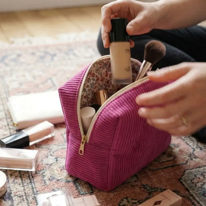 trousse maquillage velours côtelé utilisée avec produits de beauté