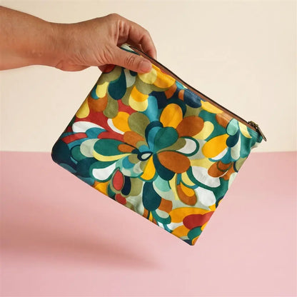 Pochette plate zippée à grandes fleurs rétro bleu, jaune et orange, maintenue par la fermeture