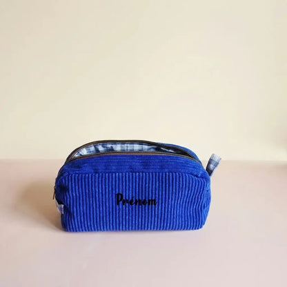 Trousse de toilette bleu roi en velours côtelé, doublure vichy, attache assortie et prénom floqué
