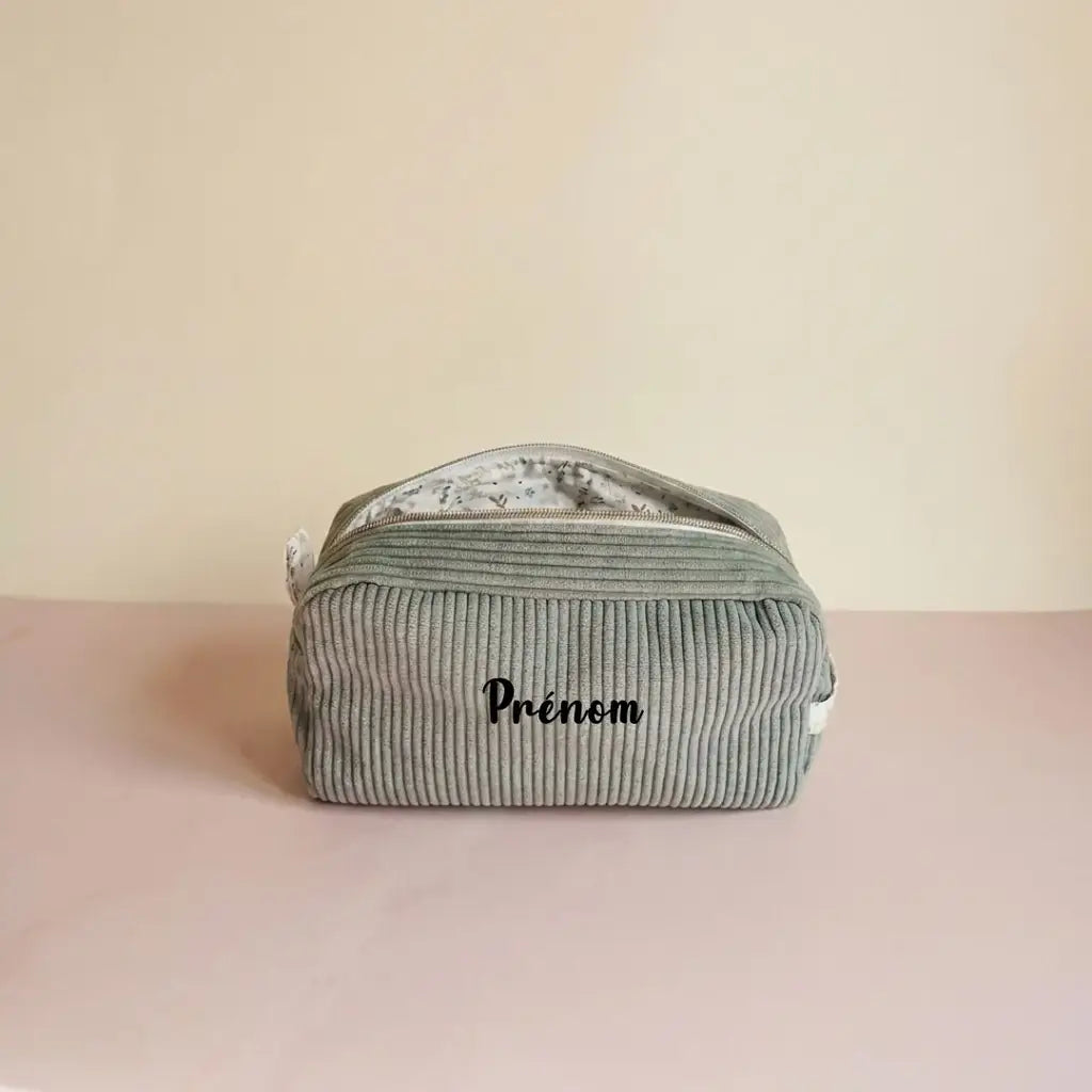 Trousse de toilette vert sauge en velours côtelé, doublure à fines fleurs et prénom inscrit sur la face