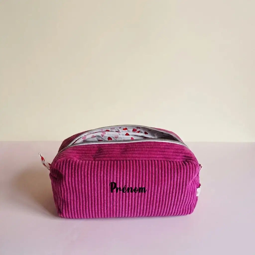 Trousse de toilette fuchsia en velours côtelé, doublure blanche à petits cœurs rouges et prénom devant