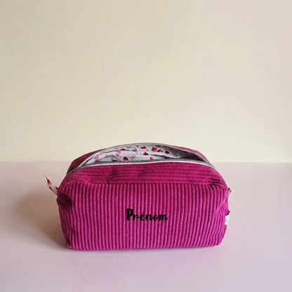 Trousse de toilette fuchsia en velours côtelé, doublure blanche à petits cœurs rouges et prénom devant