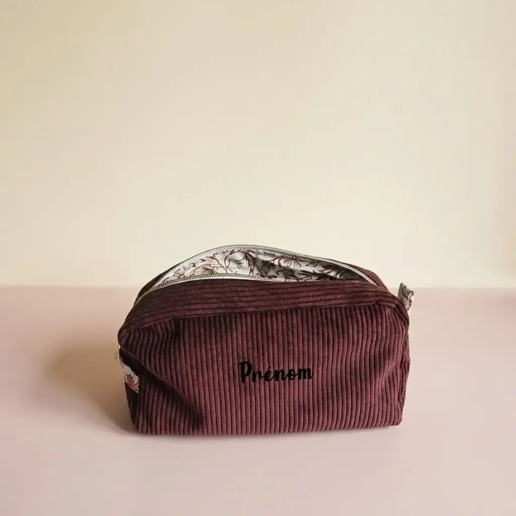 Trousse de toilette prune en velours côtelé, doublure à branchages fleuris et prénom inscrit au centre
