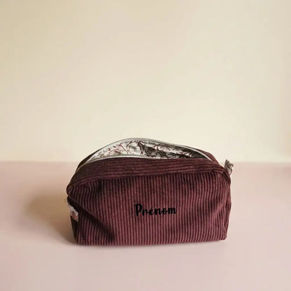 Trousse de toilette prune en velours côtelé, doublure à branchages fleuris et prénom inscrit au centre